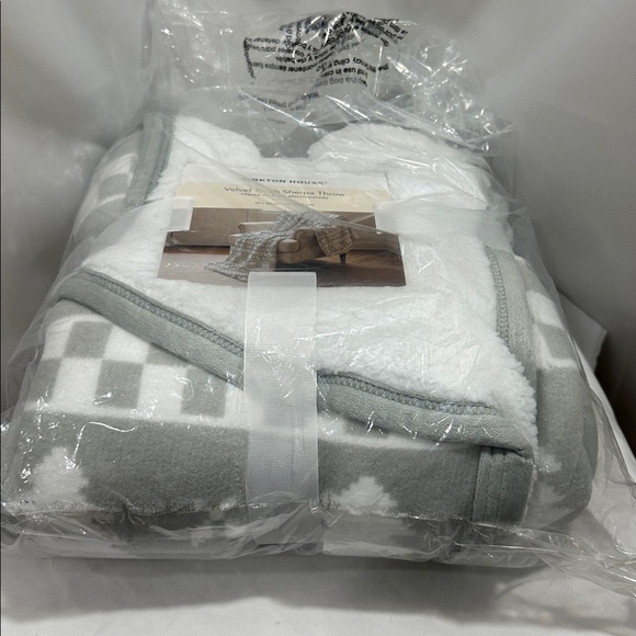 Kirkton House Gray and White Fleece Throw
NWT - Picture 4 of 4